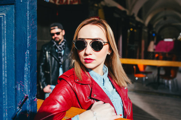 Sexy couple in leather jacket and sunglasses posing l on city street in sunny day - Φωτογραφία, εικόνα