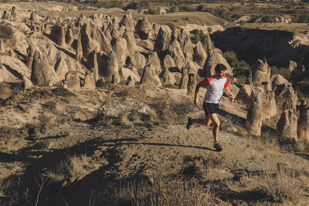 Deporte corriendo hombre en cross country trail run - Foto, Imagen
