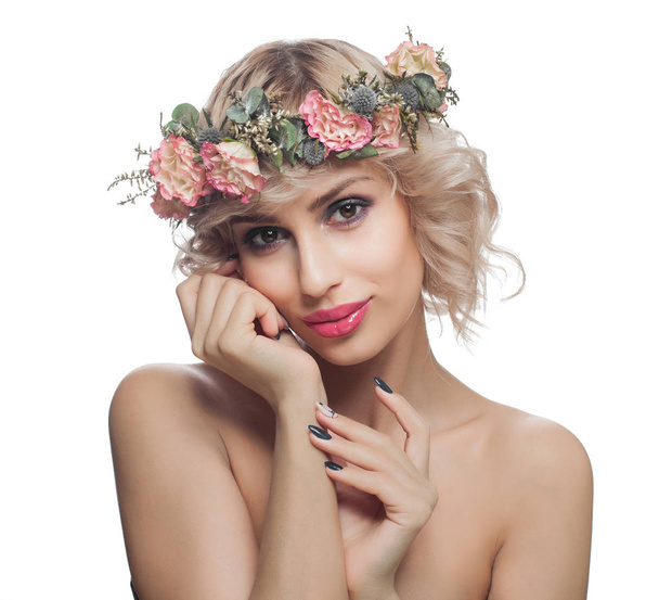 Mulher bonita bonita com flores de primavera. Modelo com maquiagem
  - Foto, Imagem