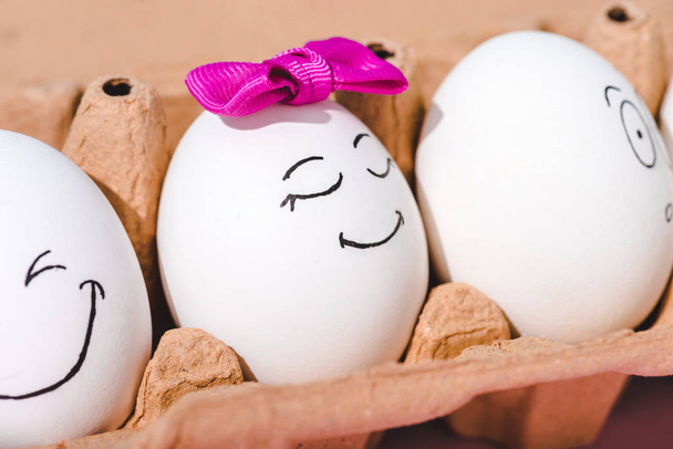 vista de cerca de los huevos con diferentes expresiones faciales en cartón de huevo
 - Foto, Imagen