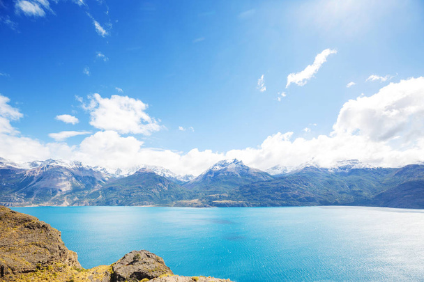 Patagonya 'daki güzel dağ manzaraları. Güney Amerika, Arjantin 'de dağlar gölü. - Fotoğraf, Görsel