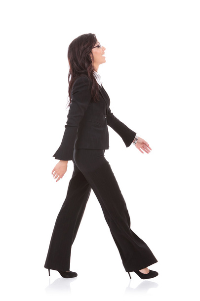 γυναίκα των επιχειρήσεων που περπατά πλευρά - Φωτογραφία, εικόνα