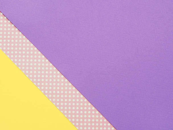 abstraktní geometrické pozadí růžových polky žluté a fialový papír s vodobarevnými listy - Fotografie, Obrázek
