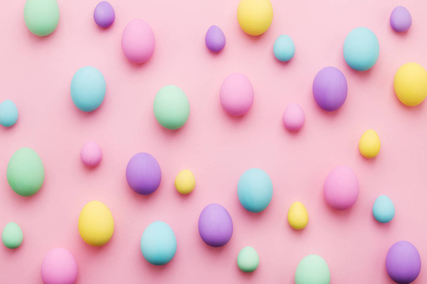 Pastel patrón de huevos de Pascua de color sobre fondo rosa
 - Foto, imagen