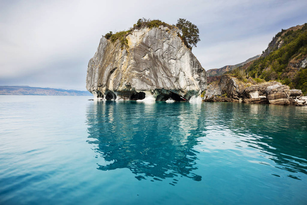 Grottes de marbre inhabituelles sur le lac du général Carrera, Patagonie, Chili. Carretera Voyage austral
. - Photo, image