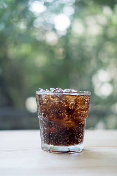 Frissítő fekete szóda üdítők jéggel átlátszó üvegben  - Fotó, kép