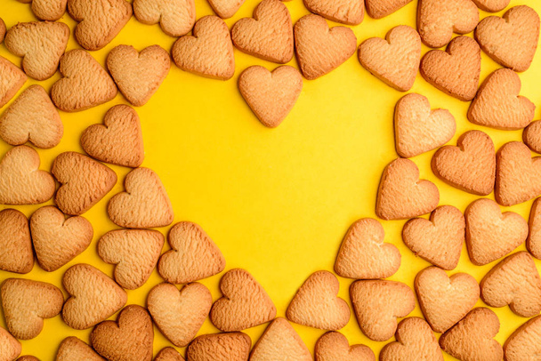 Cookies laid in heart shape - Zdjęcie, obraz