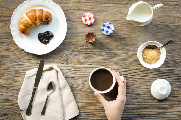 Τραπέζι πρωινού με κρουασάν και καφέ - Φωτογραφία, εικόνα