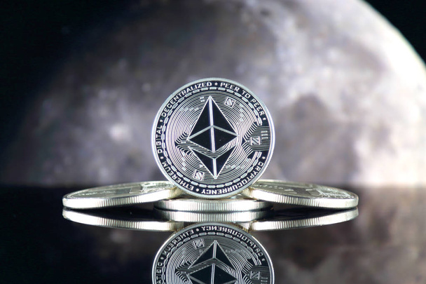 Ethereum (ETH) ve ay. Moon söyleyerek cryptocurrencies değeri bir artış öneriyor. - Fotoğraf, Görsel