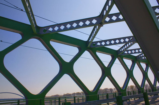BRATISLAVA, ESLOVAQUIA - 1 de abril de 2019: Puente verde del tranvía de Bratislava sobre el río Danubio
 - Foto, Imagen