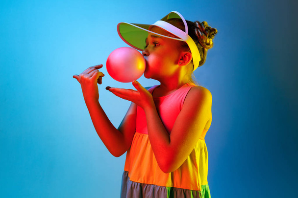 Young girl blowing bubble gum - Foto, afbeelding