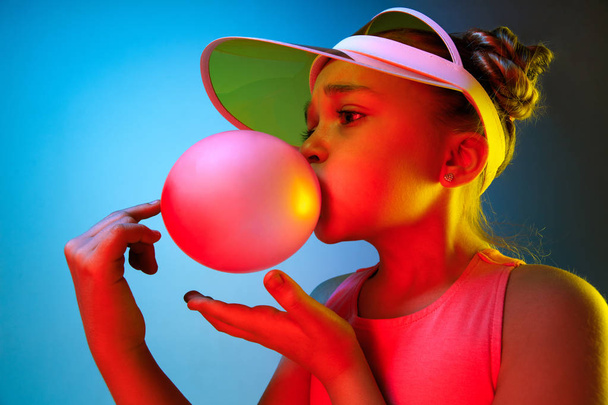 Young girl blowing bubble gum - Фото, изображение