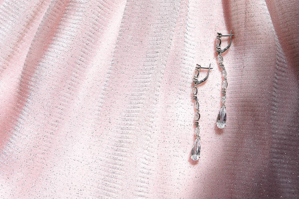 Diamant-Ohrringe auf rosa Hintergrund - Foto, Bild