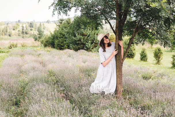 Tyylikäs hipster tyttö pellava mekko ja hattu rentouttava laventeli
 - Valokuva, kuva