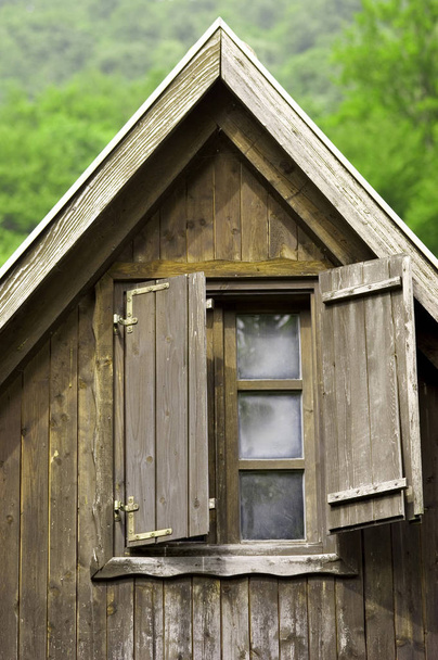 Ancien toit et fenêtre de chalet en bois
 - Photo, image