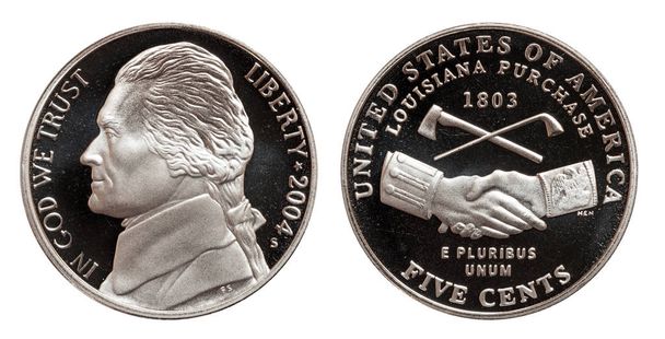 Пять американских центов изолированы на белом фоне
 - Фото, изображение