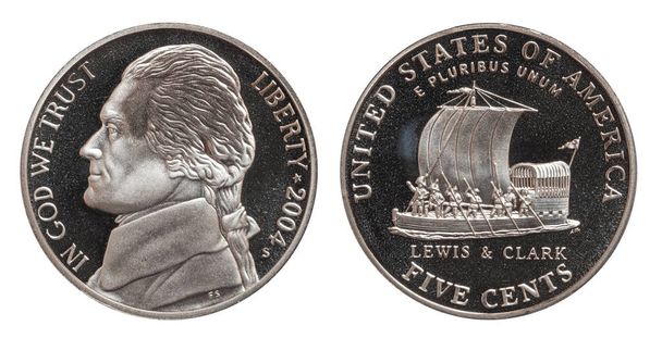 Пять американских центов изолированы на белом фоне
 - Фото, изображение