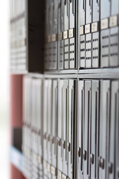 Bir sürü posta kutusu, konut binası için posta - Fotoğraf, Görsel