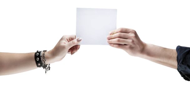 Mãos segurando, entregando papel em branco
 - Foto, Imagem