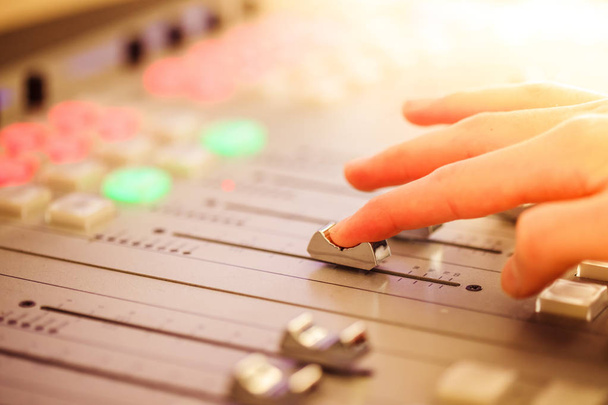 Studio de radiodiffusion : Modérateur utilise la table d'harmonie, co
 - Photo, image