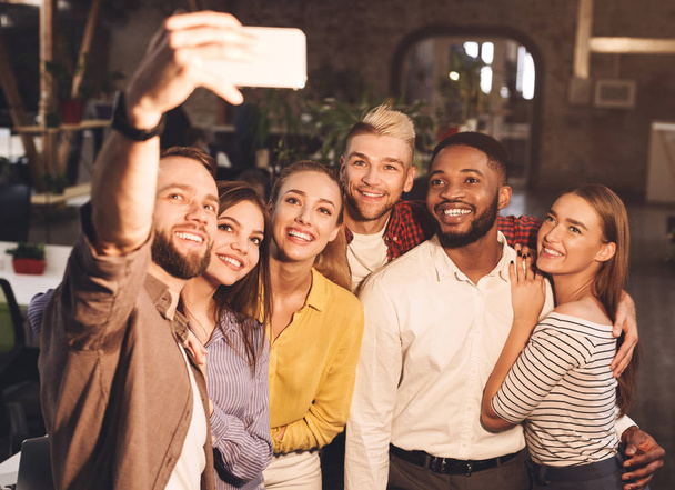 I colleghi d'affari felici che prendono selfie, avendo la pausa
 - Foto, immagini