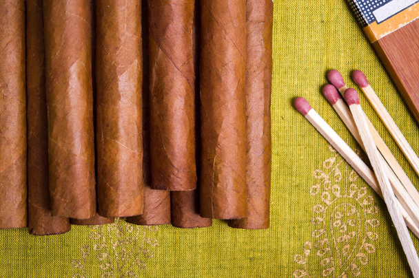 Kubánské doutníky na stole - Fotografie, Obrázek