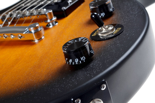detail van elektrische gitaar op een geïsoleerde witte achtergrond - Foto, afbeelding