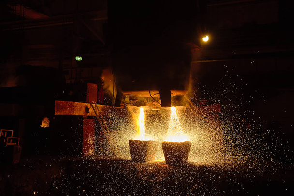 Литейные слитки в литейном цехе, металлургическое производство
 - Фото, изображение