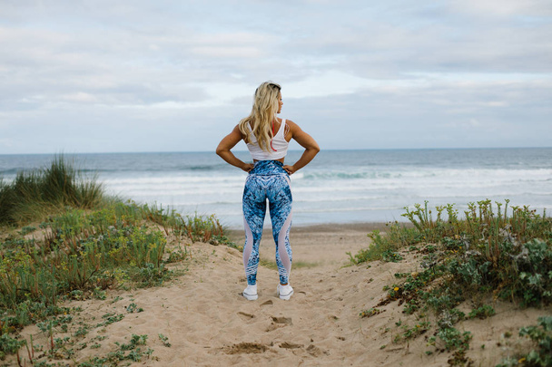 Fit mulher desportiva em fitness treino ao ar livre na praia
 - Foto, Imagem