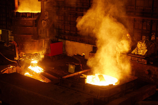 дивовижні злитки в ливарному магазині, металургійне виробництво
 - Фото, зображення