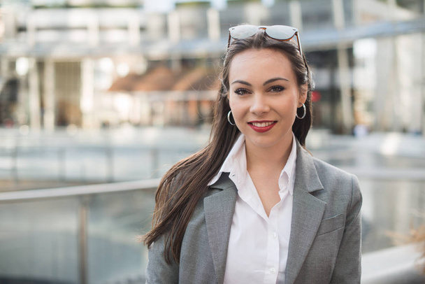 Smiling young businesswoman in city  - Foto, afbeelding