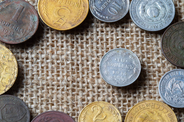 10 kopecks em 1914 é cercado por moedas antigas da Rússia
 - Foto, Imagem