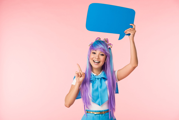 asiático anime chica holding discurso burbuja y mostrando idea signo en rosa
 - Foto, Imagen