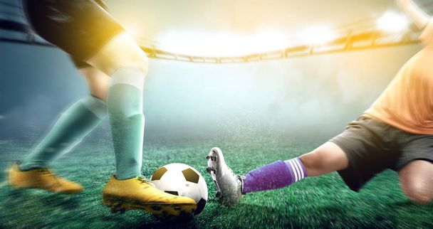 Jugadora de fútbol mujer en camiseta naranja deslizante tackle la pelota de su oponente en el campo de fútbol en el estadio
 - Foto, imagen