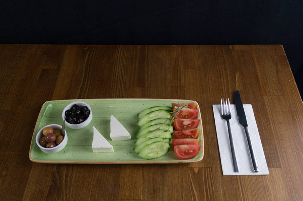 no café da manhã, bandeja de azeitona de queijo de tomate pepino
 - Foto, Imagem