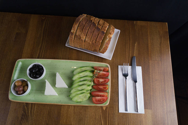 aamiaisella, kurkku tomaatti juusto oliivi tarjotin
 - Valokuva, kuva