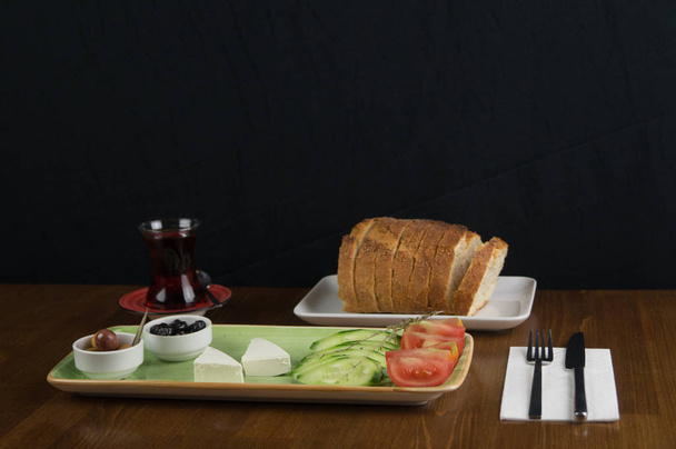 en el desayuno, bandeja de aceitunas de queso de tomate pepino
 - Foto, imagen