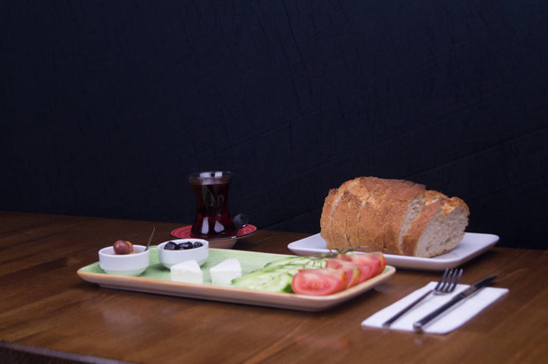 на завтрак, оливковый поднос с огуречным сыром
 - Фото, изображение