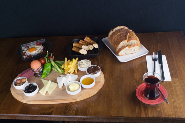 at breakfast, cucumber tomato cheese olive tray - Foto, Bild