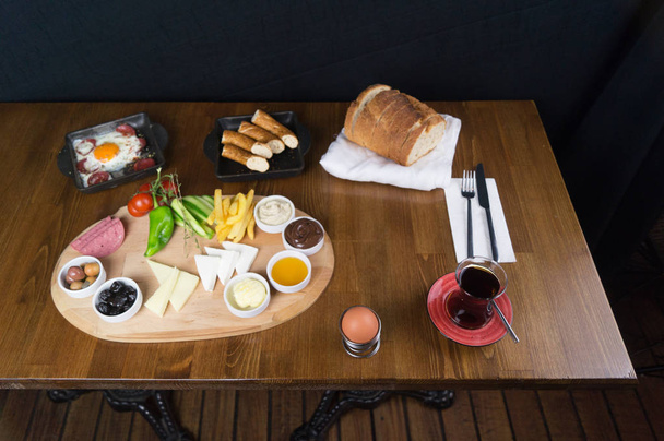 на завтрак, оливковый поднос с огуречным сыром
 - Фото, изображение