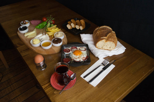 朝食には、キュウリトマトチーズオリーブトレイ - 写真・画像