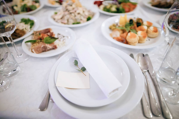 тарілка їжі на весільному столі
 - Фото, зображення