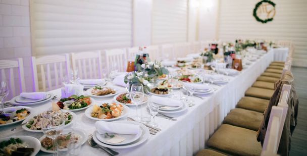 Tisch für Hochzeitsfeier gedeckt - Foto, Bild