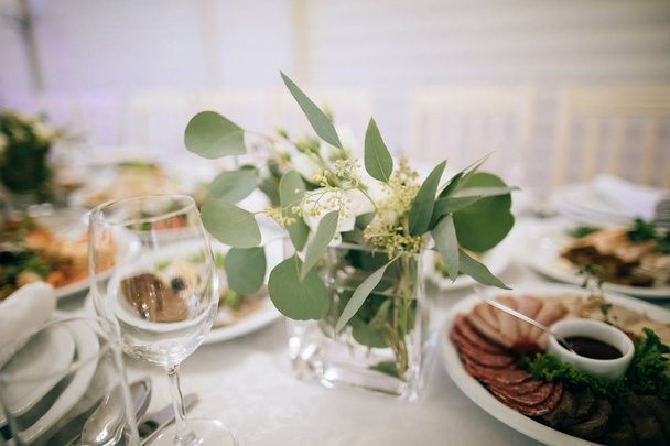  decoración de mesa de boda en fiesta de boda
 - Foto, imagen