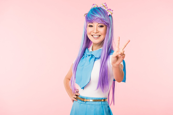 alegre asiático otaku chica mostrando paz signo aislado en rosa
 - Foto, Imagen