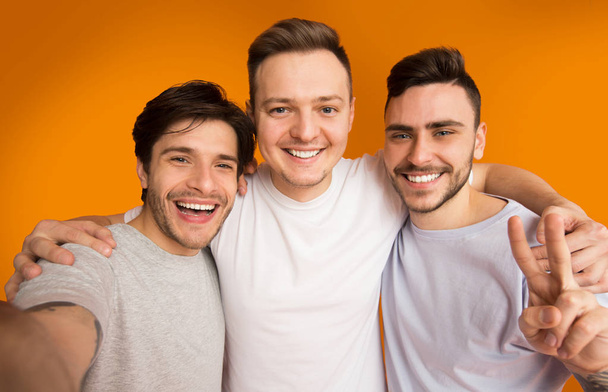 Porträt fröhlicher Jungs, die Selfie machen und Spaß haben - Foto, Bild