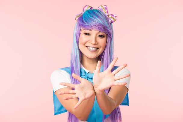 Lachen Aziatische anime meisje poseren geïsoleerd op roze - Foto, afbeelding