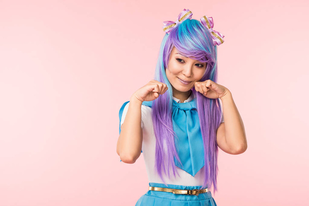 Peruk Asya anime kız pembe izole poz - Fotoğraf, Görsel