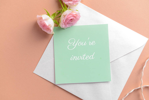Convite com envelope sobre fundo de cor
 - Foto, Imagem