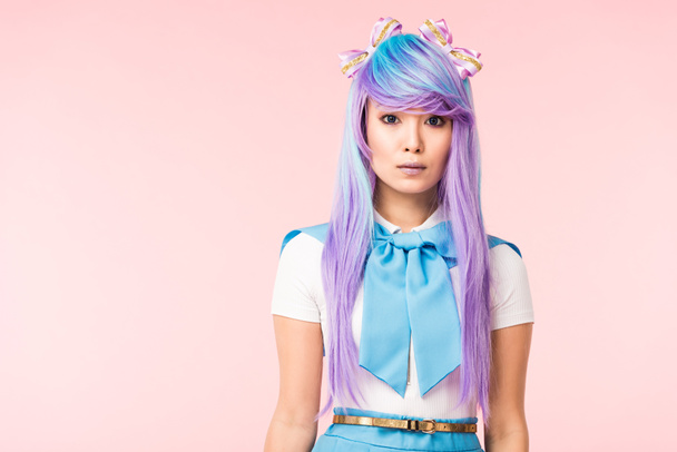 attraente asiatico anime ragazza in parrucca guardando fotocamera isolato su rosa
 - Foto, immagini